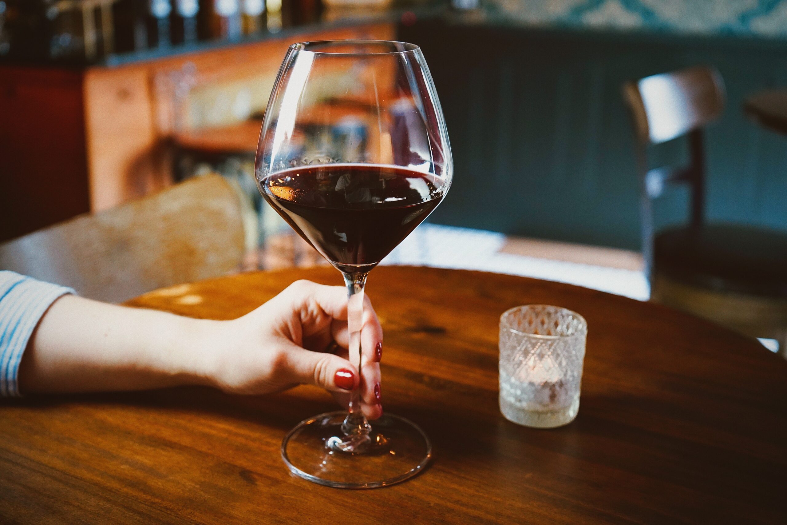 Red wine pour